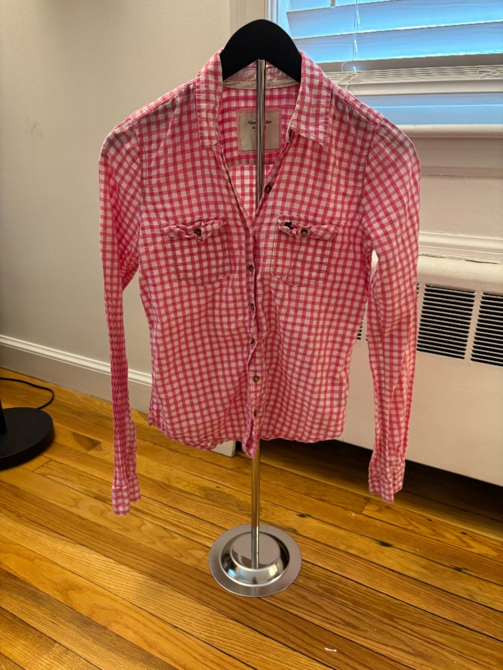 Like New Women's Abercrombie and Fitch Pink and White Button Up Size Small